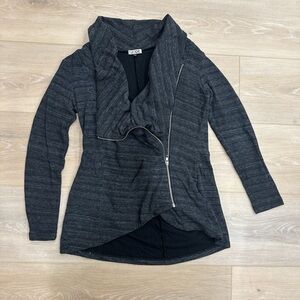 Black hardly striped zip up long sleeve top #stripes